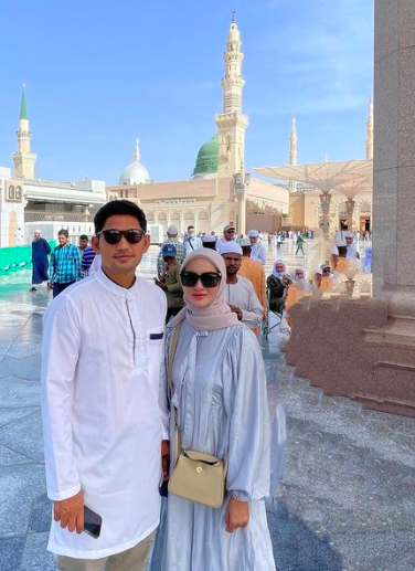 dari dinar candy hingga kartika putri ini momen 4 artis jalani umrah di bulan ramad