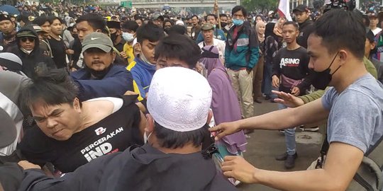 Ini Momen Ade Armando Dikeroyok di Depan DPR, Babak Belur sampai Nyaris Ditelanjangi