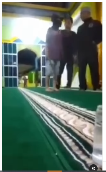 pria ngamuk dan bawa parang ke masjid