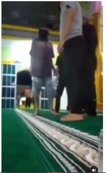 pria ngamuk dan bawa parang ke masjid