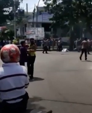 viral aksi polisi pukul mahasiswa saat demo