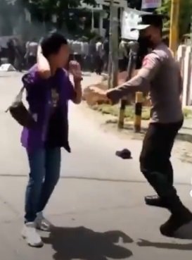 viral aksi polisi pukul mahasiswa saat demo