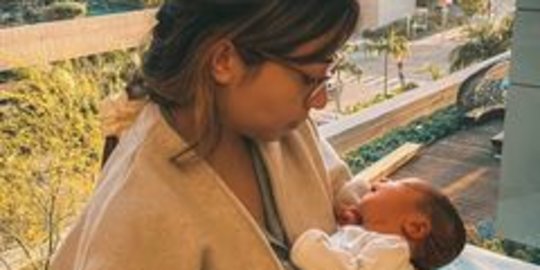 Pulang dari RS, Ini Foto Nikita Willy Gendong Baby Izz Langsung Gelar Syukuran