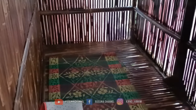 rumah gubuk unik di tengah sawah majalengka