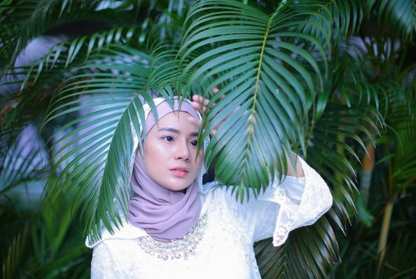 selebgram berlliana lovel tampil dalam balutan hijab begini potretnya