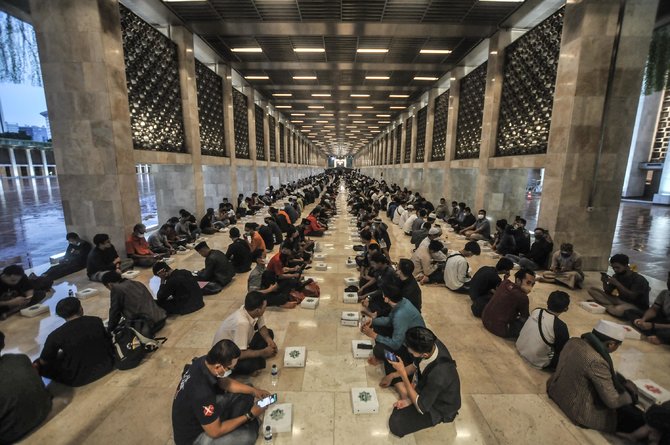 berbuka puasa bersama di masjid istiqlal