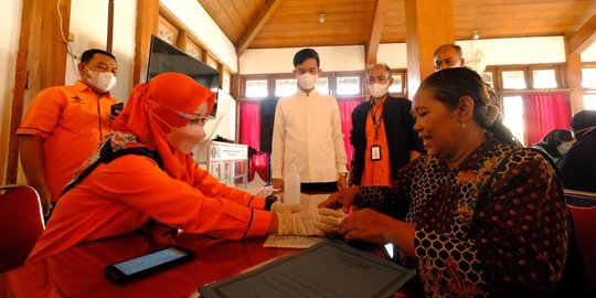 Penerima BLT Minyak Goreng di Solo Disuntik Vaksinasi Booster