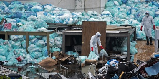 Walhi: Limbah Medis Sumbang 16% Jumlah Sampah Plastik di Sungai Jakarta