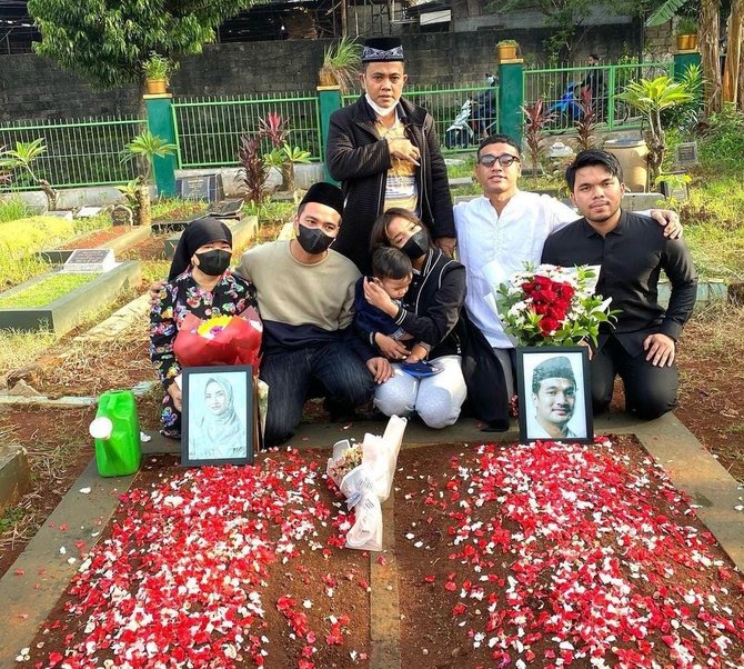 potret haji faisal bersama keluarga ziarah ke makam vanessa angel dan bibi ardiansyah