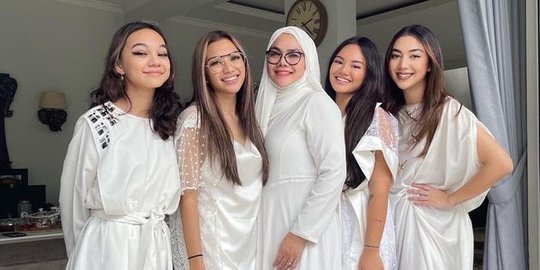 Momen Bunda Sarita Rayakan Ultah Mantan Suami, Anak-anaknya Bahagia Banget