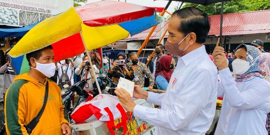 Bertolak ke Jabar, Jokowi Bagikan Bantuan Sosial