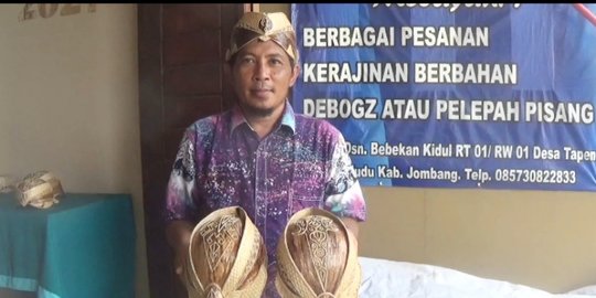 Berkah Ramadan, Menyulap Pelepah Pisang Jadi Songkok