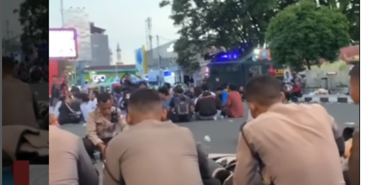 Momen Harmonis Polisi dengan Pendemo Usai Aksi, Buka Puasa Bersama di Jalan