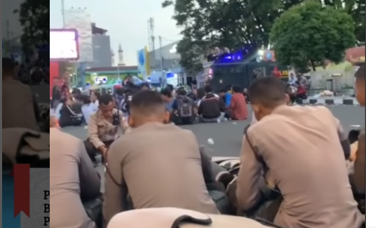 polisi dan pendemo bukber