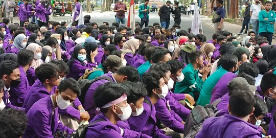 Ratusan Mahasiswa Geruduk Gedung DPRD Sumut, Desak Jokowi Tunda Pemindahan IKN