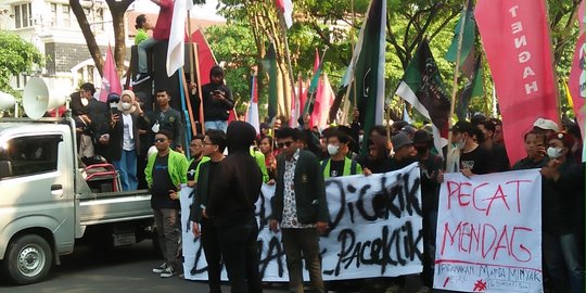 Demo di Kantor Gubernur Jateng, Ribuan Mahasiswa Disambut Kawat Berduri