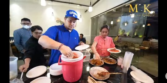 Salut, Ivan Gunawan & Maharani Kemala Masak dan Layani Karyawan yang Buka Puasa