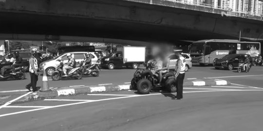 Naik ATV di Jalan Raya Ditilang Polisi, Pria Ini Bilang 'Daripada Aku Telepon Om Ku'