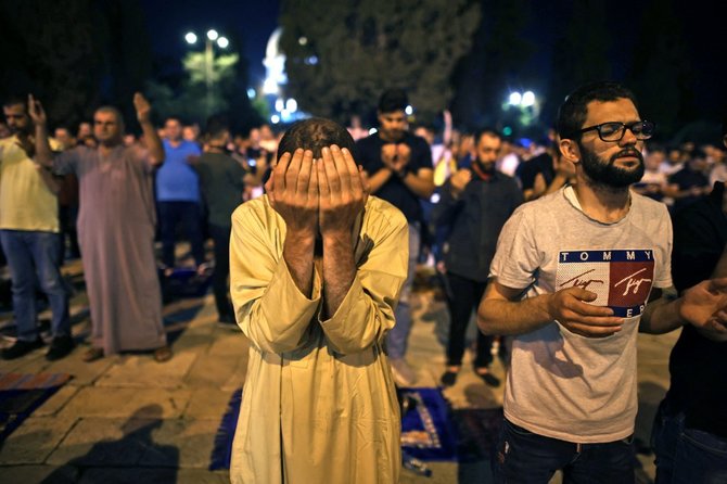 kekhusyukan doa muslim palestina saat berburu malam lailatul qadar