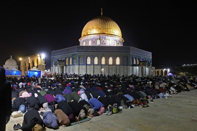 kekhusyukan doa muslim palestina saat berburu malam lailatul qadar