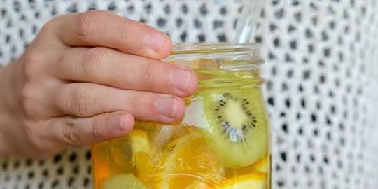 5 Khasiat Infused Water untuk Kesehatan, Lengkap dengan Cara Membuatnya