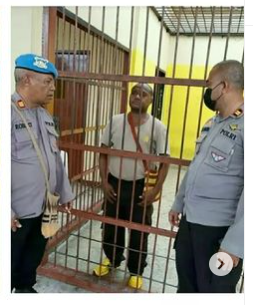 tukang cilok lagi jualan dihajar polisi