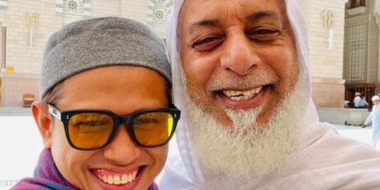 Jemaah Umrah Asal RI Bertemu dengan Ayah Syekh Ali Jaber di Madinah, Ini Potretnya