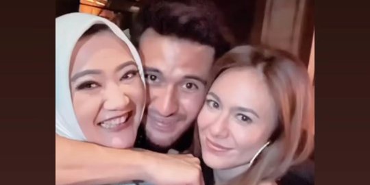 Potret Mesra Wulan Guritno dengan Sabda Ahessa, Pegangan Tangan Lengket Banget
