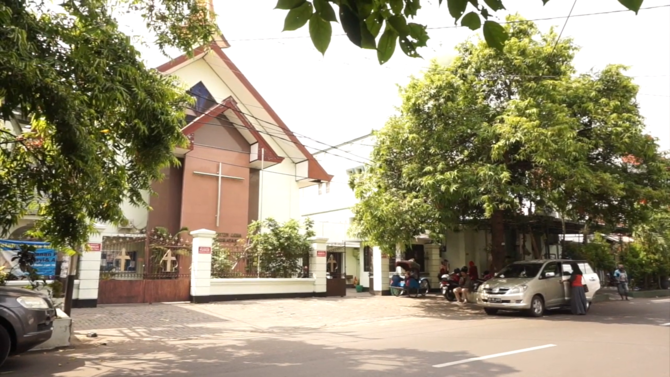 masjid al hikmah dan gereja kristen jawa gkj joyodiningratan di kota solo jawa tengah