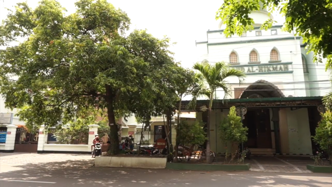 masjid al hikmah dan gereja kristen jawa gkj joyodiningratan di kota solo jawa tengah