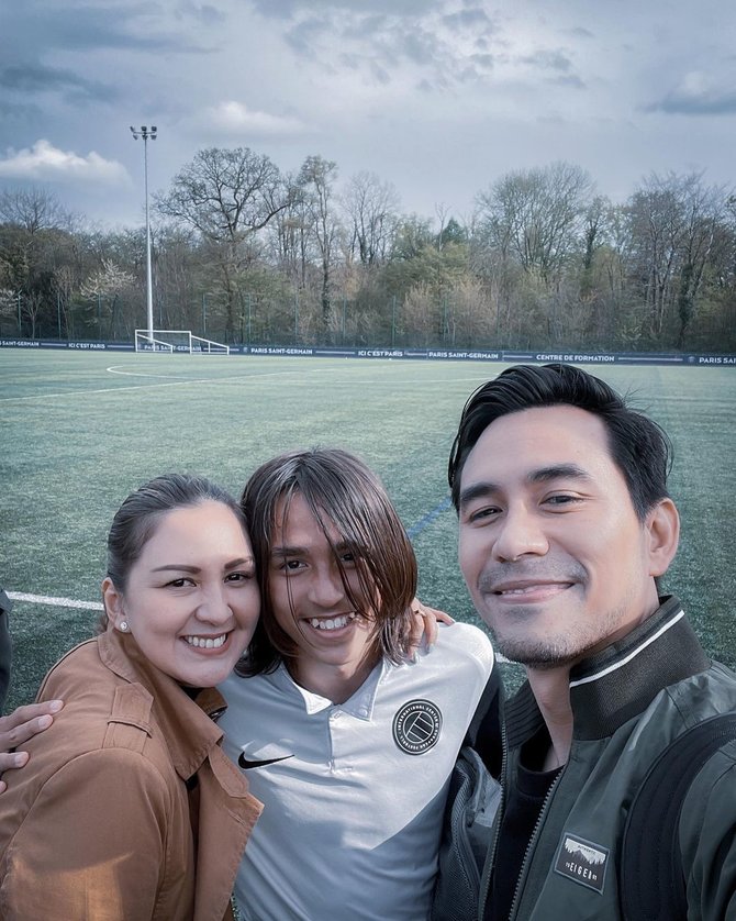 darius sinathrya dan donna agnesia bersama lio