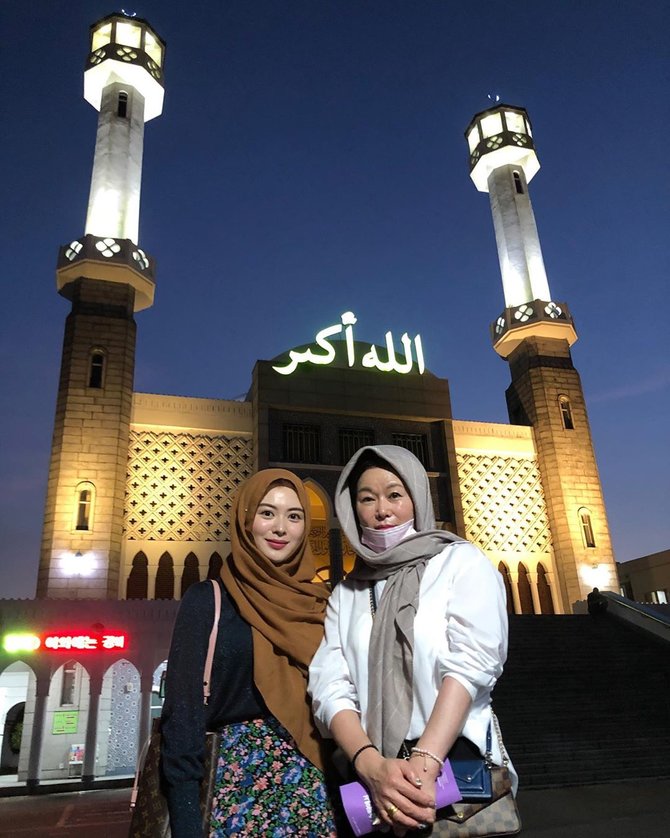 ibu ayana moon pertama kali datang ke masjid