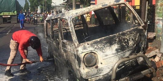 Tabrak Pagar Rumah Warga, Mobil Berisi BBM Hangus Terbakar di Banyuwangi