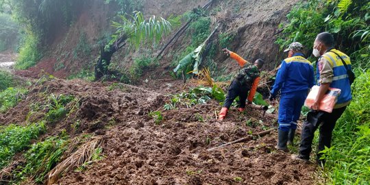 Anak 8 Tahun Tewas Tertimbun Longsor di Bandung Barat