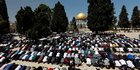 Serbuan Polisi Israel Tak Hentikan Ribuan Warga Palestina Ibadah di Masjid Al-Aqsa