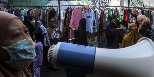 Ramadan Berbagi, Warga Jatipadang Gelar Bazar Makanan dan Baju Bekas Gratis