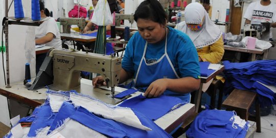 Kemnaker Larang Perusahaan Beri THR Buruh dalam Bentuk Barang atau Parsel