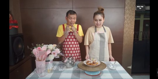 Intip Keseruan Ayu Ting Ting Masak Pisang Goreng Bareng Ayah Ojak