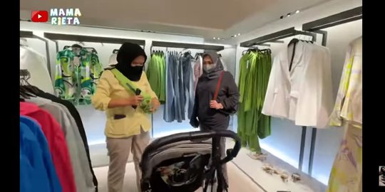 Mama Rieta Nenek Idaman, Ajak Cucu Makan Bareng dan Belanja Baju Lebaran