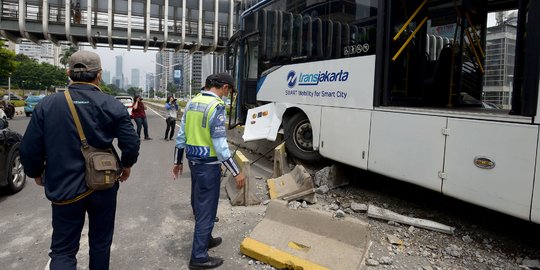 Sedang Turunkan Penumpang, Bus Transjakarta Ditabrak Transjabodetabek