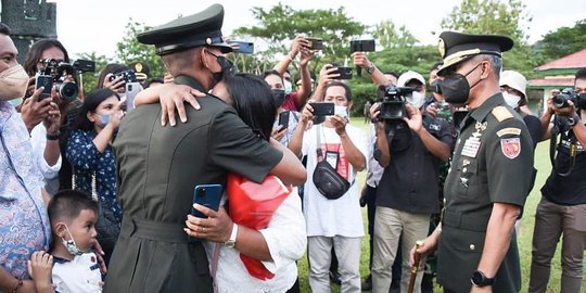 Tangis Haru Ibunda Henz Anaknya Kini jadi TNI, Pangdam Pattimura Berpesan Begini