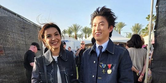 Temui Rich Brian dan NIKI, Ini Potret Najwa Shihab Tonton Langsung Coachella 2022