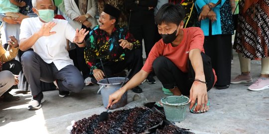 Keseruan Ganjar Pranowo Belajar Batik bareng Penyandang Disabilitas