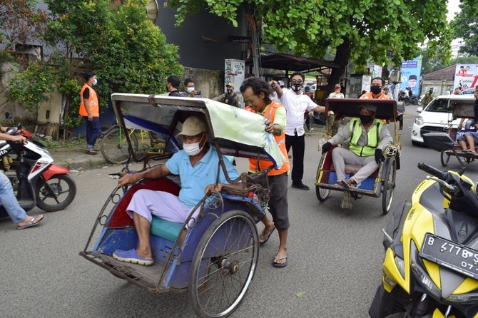 warga di tangsel tidak bermasker dihukum mengayuh becak