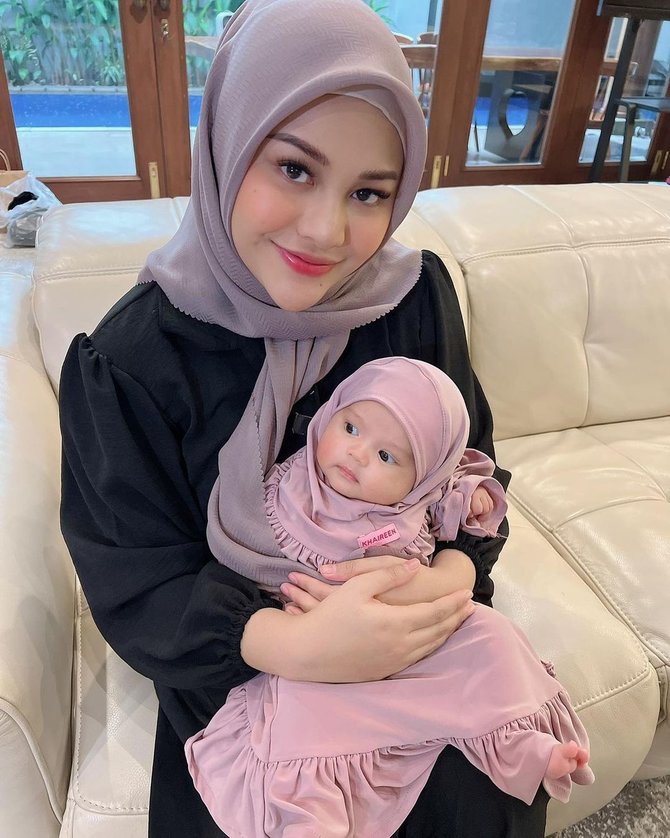 Potret Baby Ameena Berhijab Dipangku Aurel, Gemas Banget & Sama-Sama ...