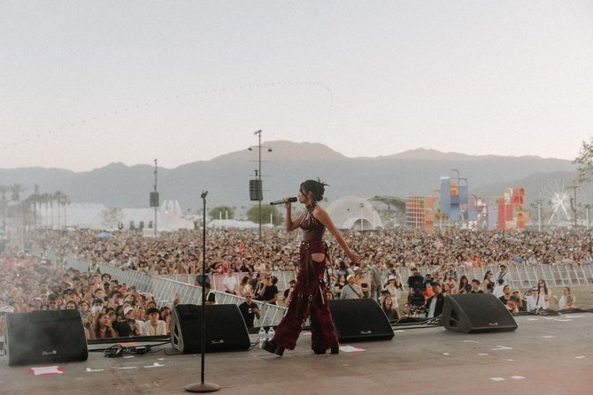 potret cantik niki zefanya penyanyi wanita indonesia yang tampil di coachella