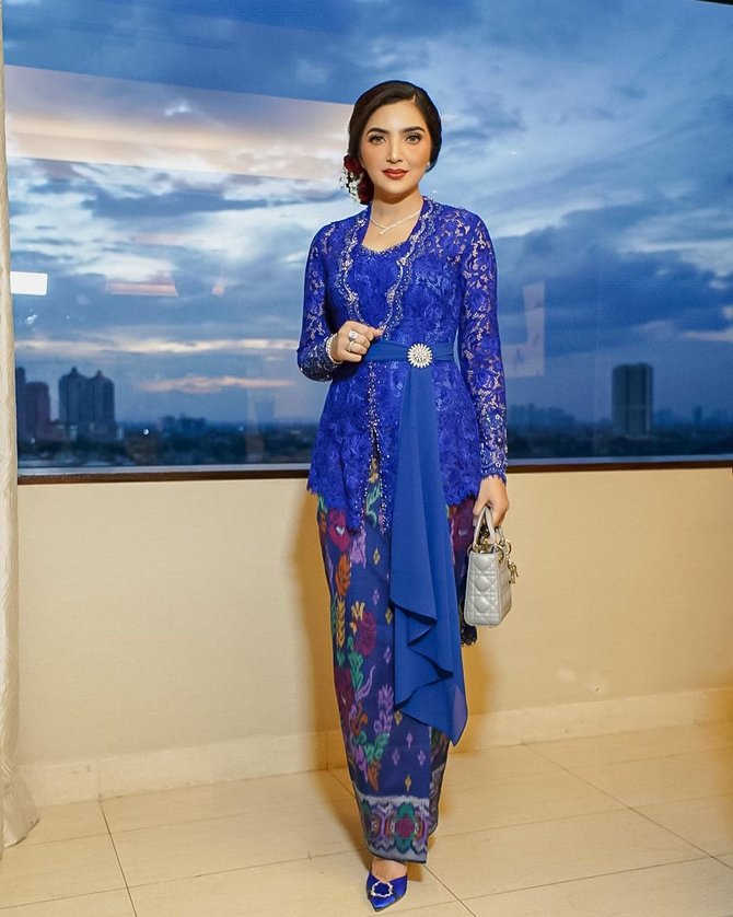 potret ashanty tampil cantik kenakan kebaya