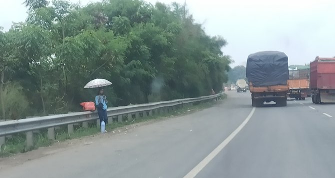 wanita penjual kopi di pinggir jalan tol