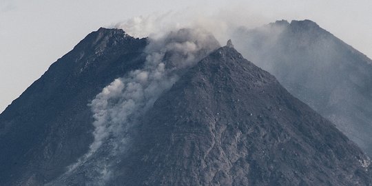 Gunung Merapi Luncurkan Awan Panas Guguran Sejauh Meter Merdeka Com