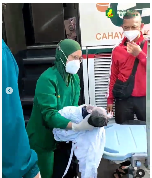 ibu melahirkan di bus